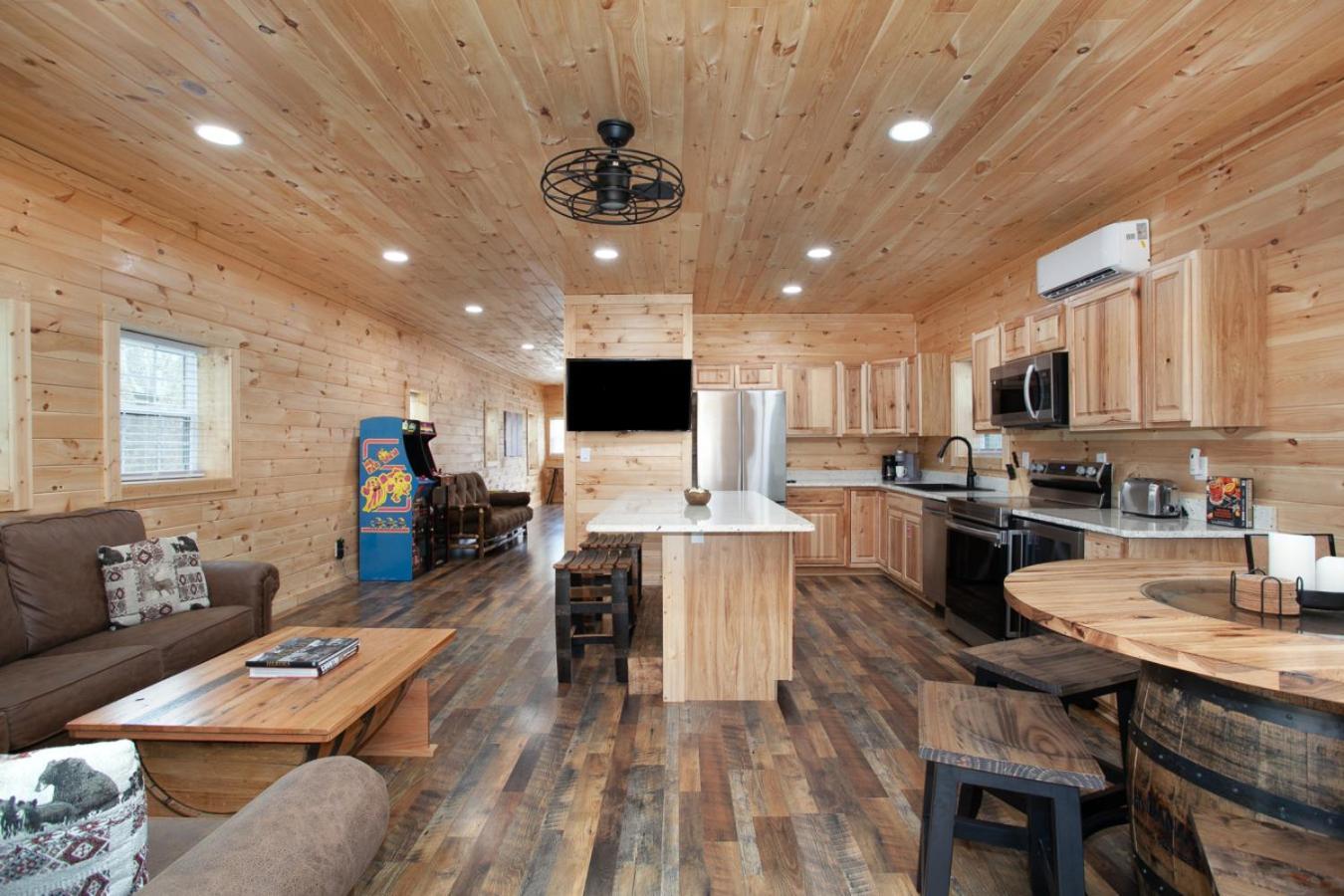 세비어빌 Whiskey Barrel W Hot Tub Arcade Game Fire Pit 빌라 외부 사진