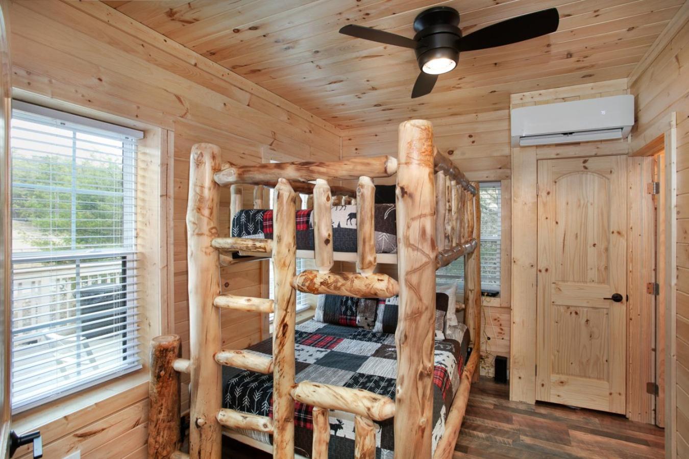 세비어빌 Whiskey Barrel W Hot Tub Arcade Game Fire Pit 빌라 외부 사진